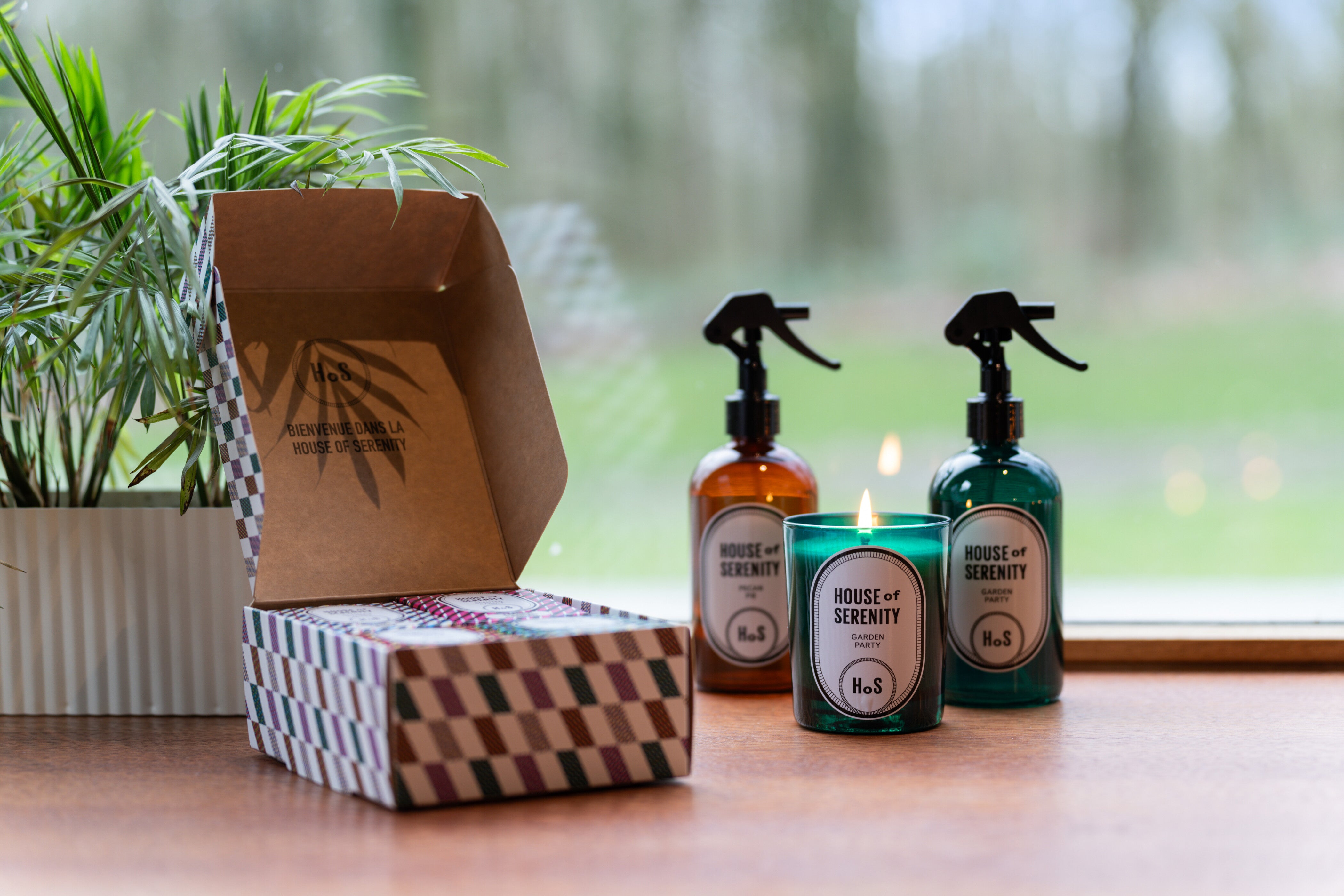 une bougie, un coffret de bougies et deux sprays parfumés 
